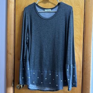Women’s long sleeve gray and polka dotted long sleeve tunic